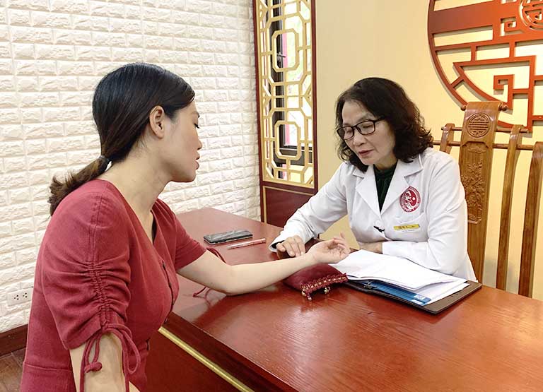 Bác sĩ Lê Phương khám bệnh tại Nhất Nam Y Viện
