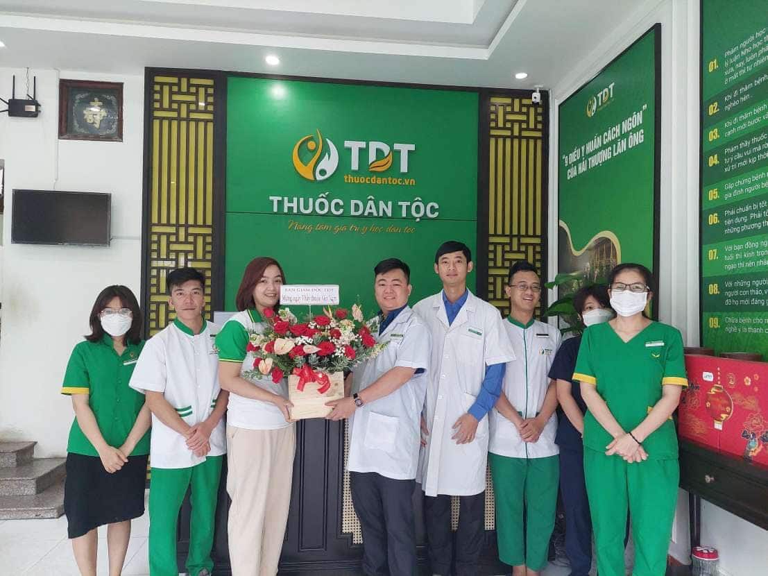 Ban Lãnh Đạo tặng hoa và chúc mừng đội ngũ bác sĩ ở cơ sở Hoa Lan (Hồ Chí Minh)