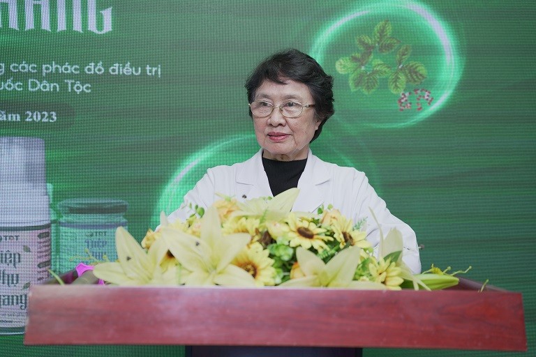 Bác sĩ Nhuần phát biểu tại lễ ra mắt sản phẩm dung dịch vệ sinh phụ nữ Diệp Phụ Khang