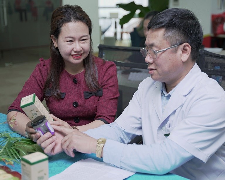 Thầy thuốc Phùng Hải Đăng và đại diện Thuốc dân tộc cùng trao đổi về sản phẩm