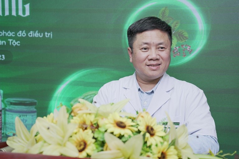 Thầy thuốc Phùng Hải Đăng phát biểu tại lễ ra mắt sản phẩm