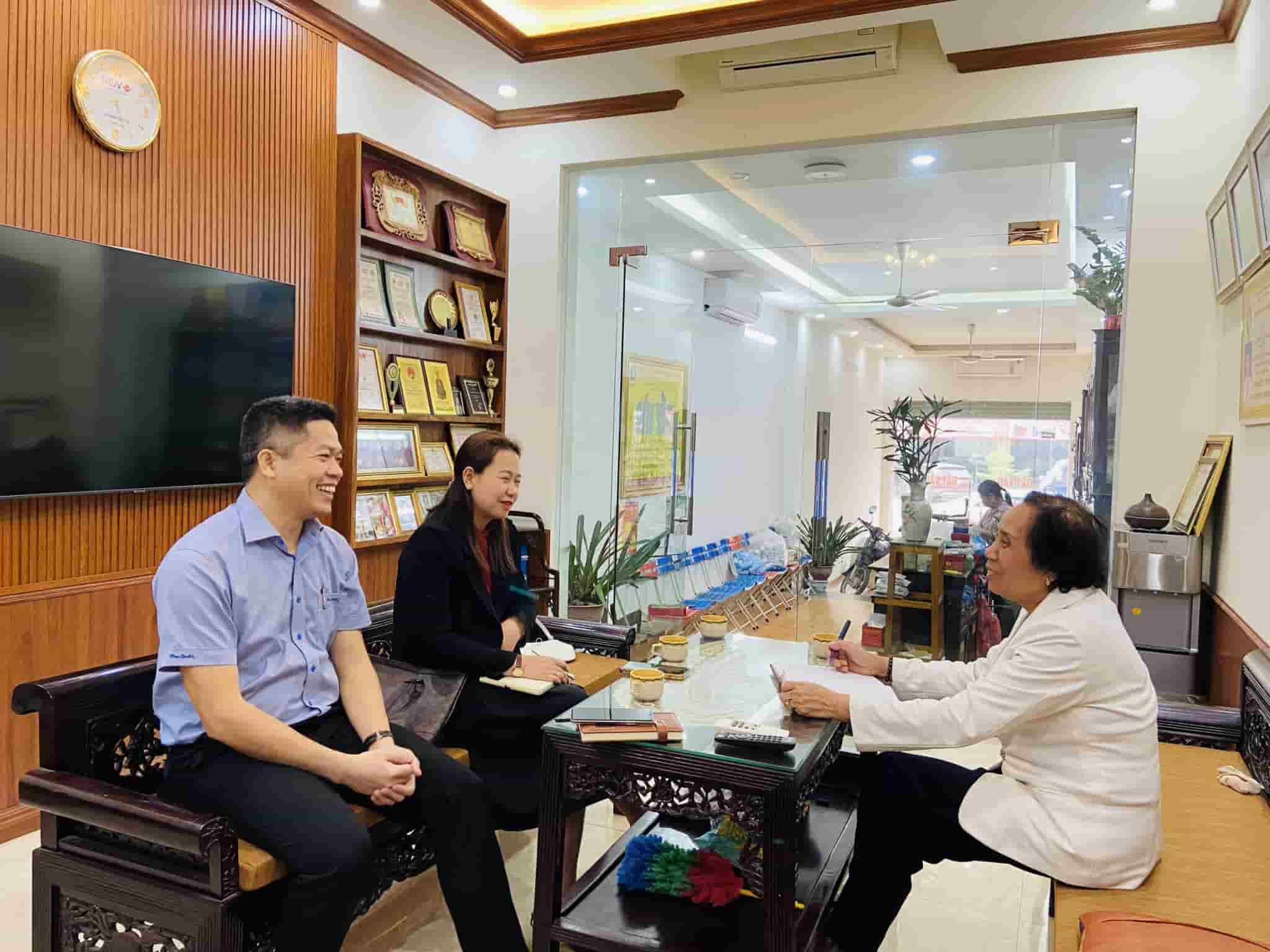 Ban Lãnh đạo Thuốc Dân Tộc trao đổi với Lương y Nguyễn Thị Minh về kế hoạch phát triển thuốc Nam năm 2023
