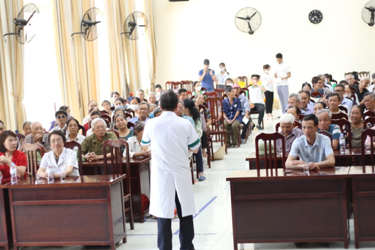 Bác sĩ Tuấn tuyên truyền thông tin y tế cho bà con Ứng Hòa