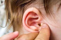 triệu chứng viêm tai giữa ở trẻ em