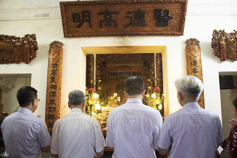 Lễ nhận trò và dâng hương tại Y Miếu Thăng Long