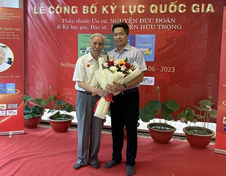 Thầy Nguyễn Đức Đoàn tại buổi lễ công bố kỷ lục quốc gia về bộ sách mới nhất