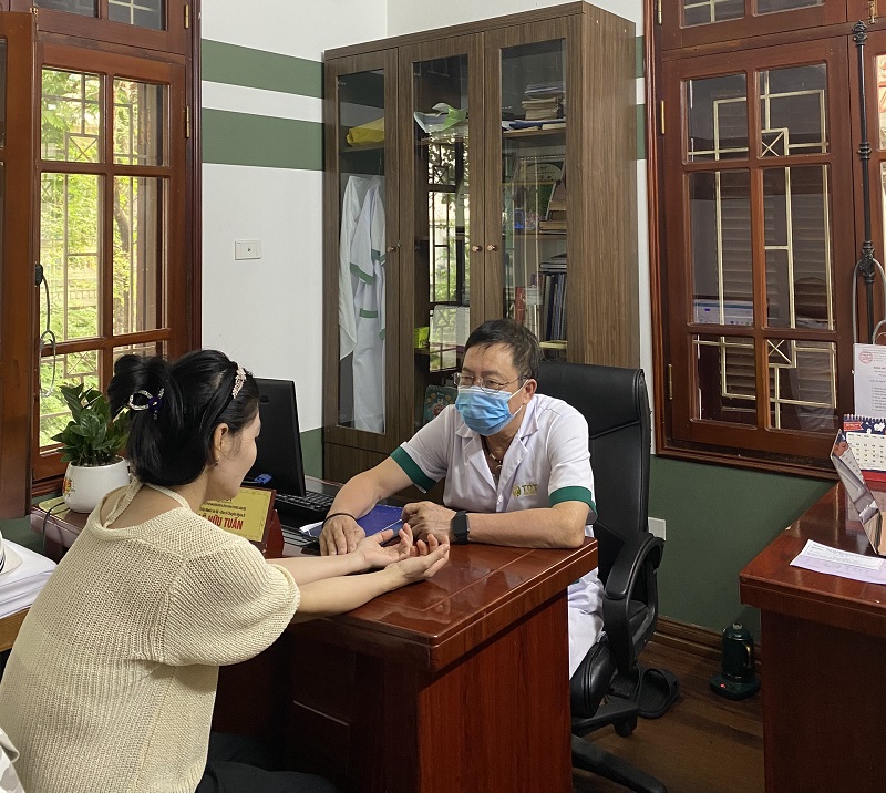 Bác sĩ Lê Hữu Tuấn mỗi ngày đều tiếp nhận khám chữa cho rất nhiều bệnh nhân