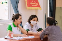 Bác sĩ Phạm Thị Minh Dương thăm khám cho bệnh nhân